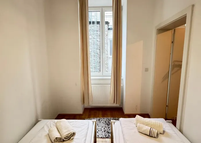 Charming Flat & Balcony Near Station L Bg5 *